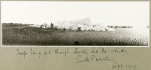Troepen worden door rook en gaswolk geleid, Zuid-Palestina, september 1917 door Capt. Arthur Rhodes